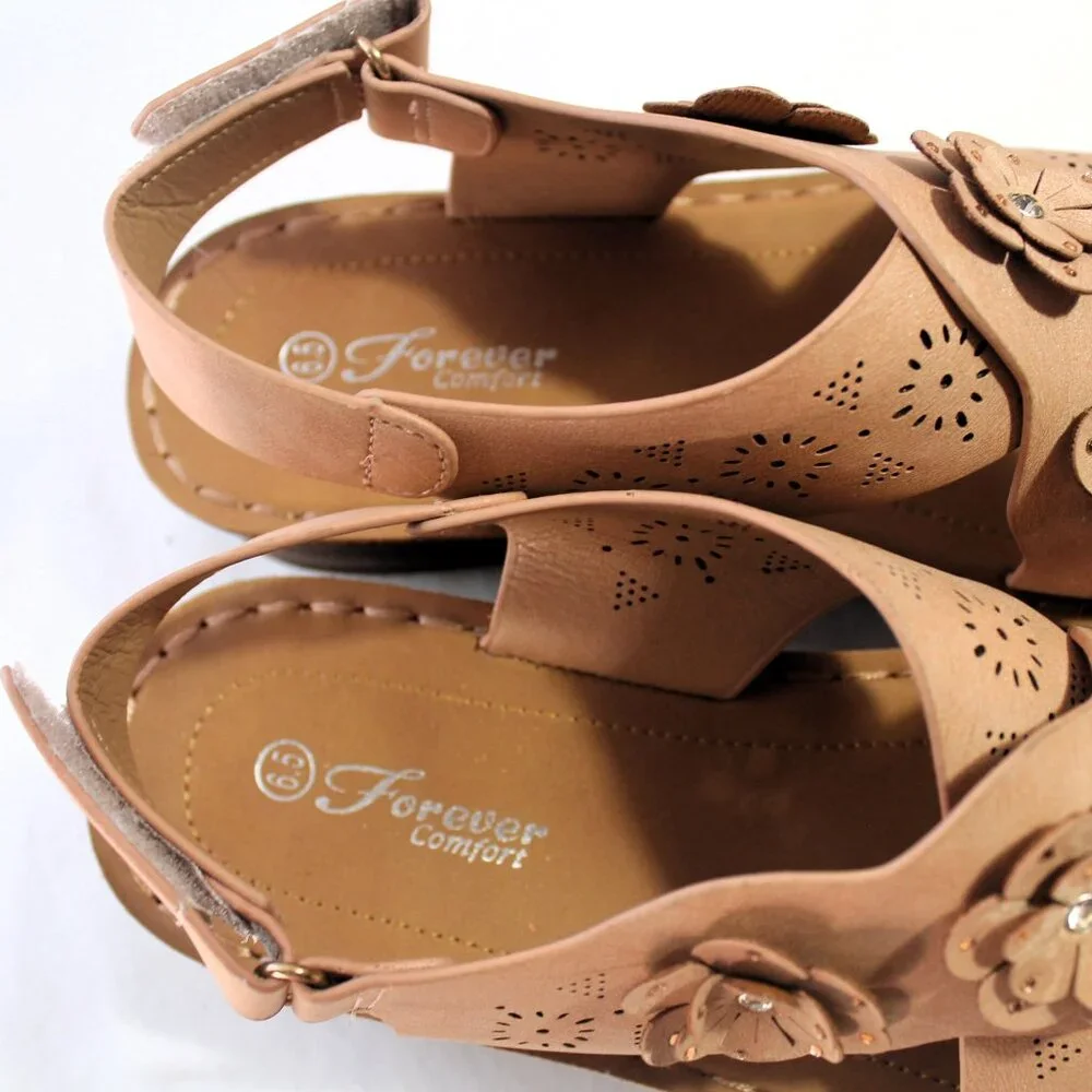 Forever Comfort Tan/Beige Sandals w/ Flowers, Size 6.5, Like New